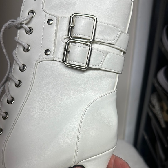 Stylish White Platform Ankle Boots - Picture 8 of 12